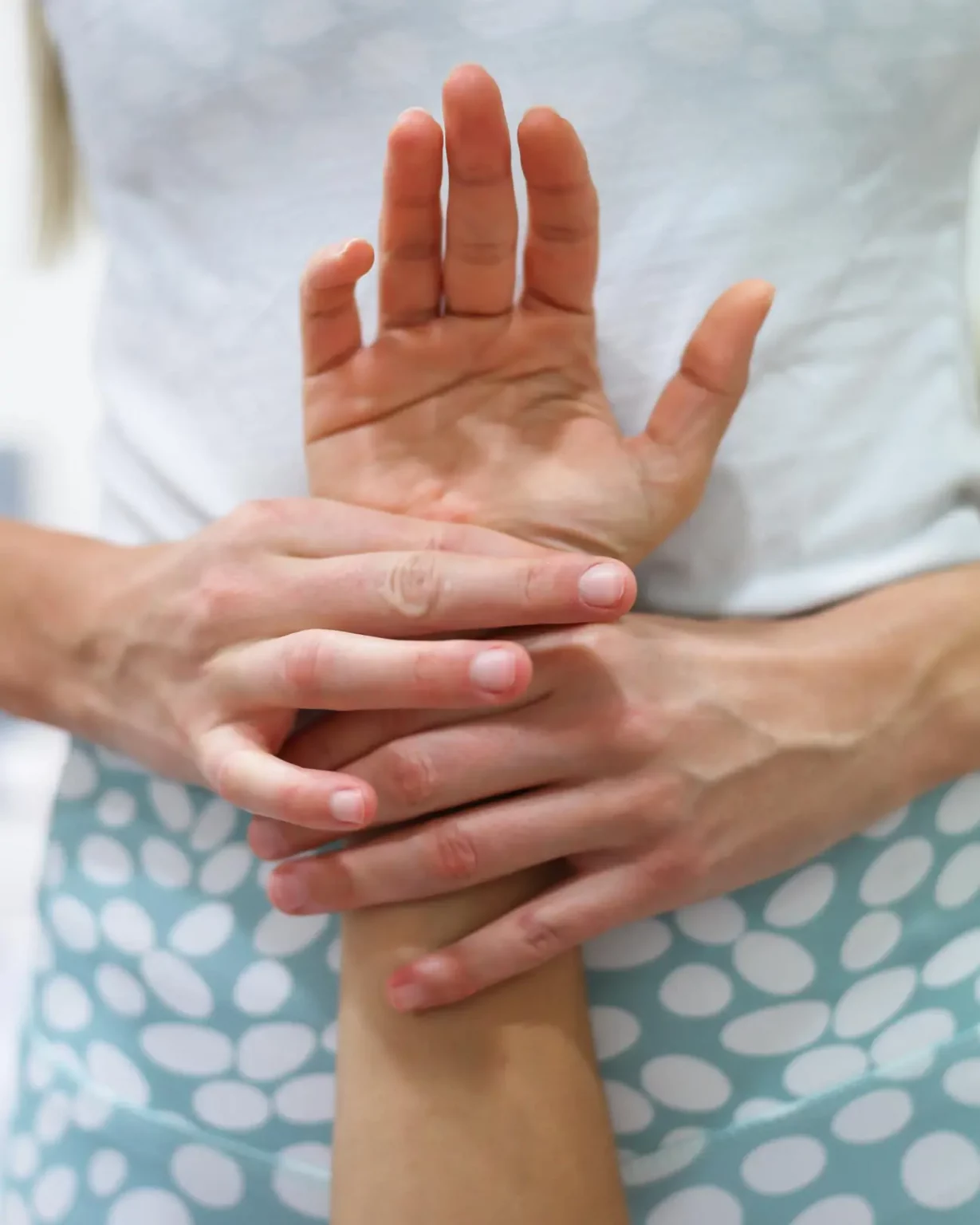 Drita Wielandt Physio Therapie Behandlung an der Hand